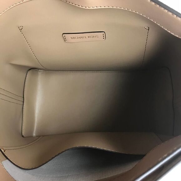 Michael Kors Hayes Bucket Shoulder NWT - Picture 8 of 8